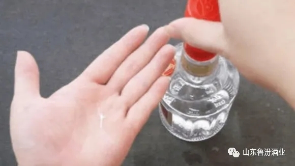 白酒瓶上有这“四个字”，切记不要买！告诉您怎样辨别白酒的真假！